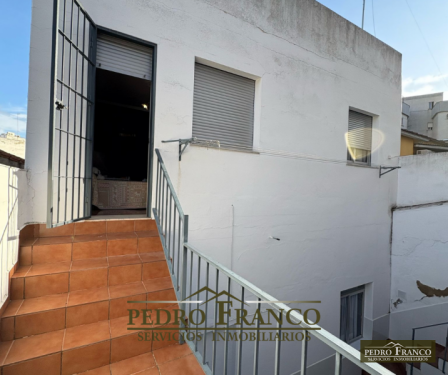 VIVIENDA CASA + LOCAL (CON ENTRADAS INDEPENDIENTES) EN VENTA EN ALMENDRALEJO (AVENIDA DE LA PAZ)
