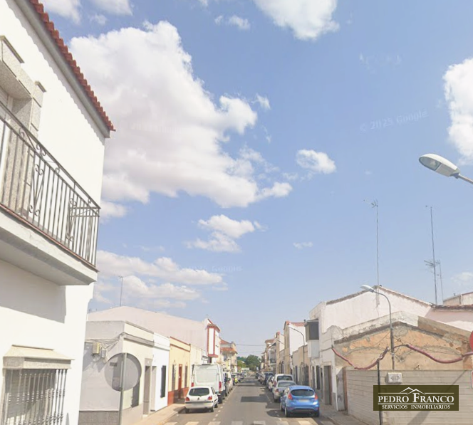 CASA EN VENTA EN ALMENDRALEJO (SAN JOSE - INSTITUTO-AMBULATORIO)