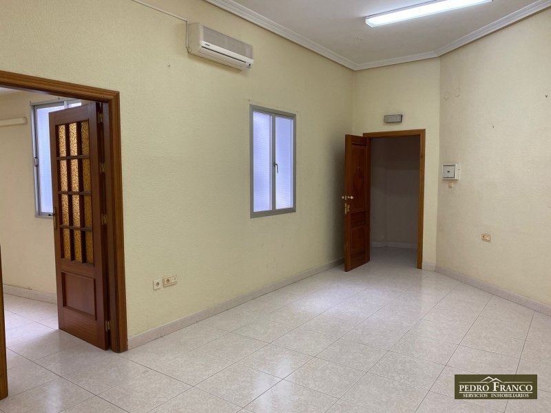 LOCAL EN VENTA EN ALMENDRALEJO (CENTRO(AYUNTAMIENTO-PARROQUIA-CALLE REAL))
