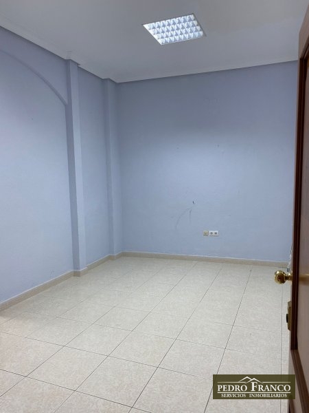 LOCAL EN VENTA EN ALMENDRALEJO (CENTRO(AYUNTAMIENTO-PARROQUIA-CALLE REAL))