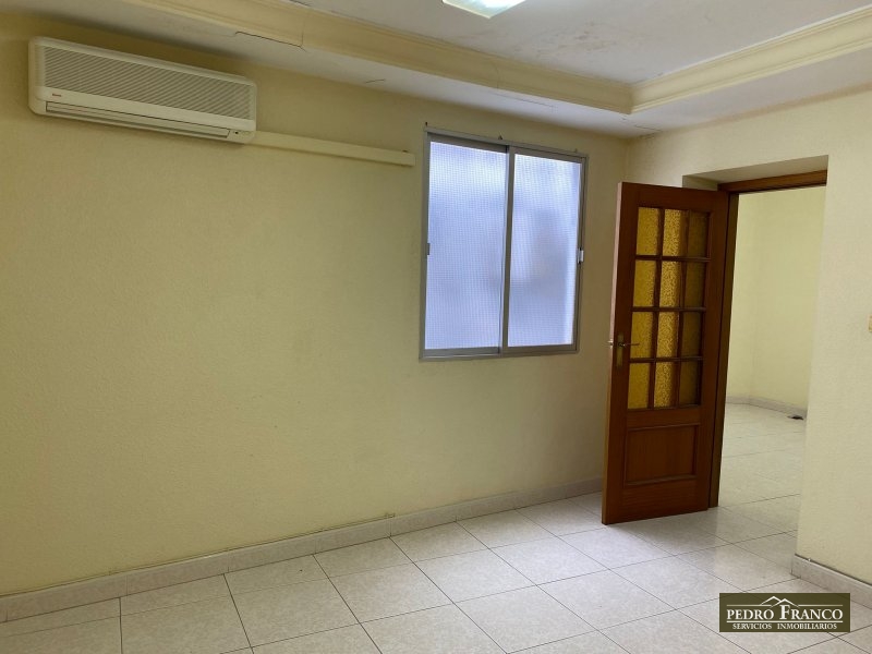LOCAL EN VENTA EN ALMENDRALEJO (CENTRO(AYUNTAMIENTO-PARROQUIA-CALLE REAL))