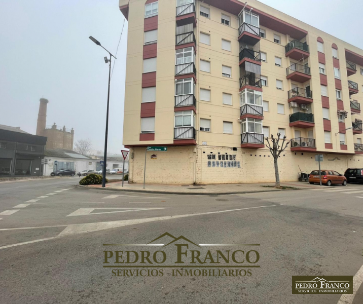 LOCAL EN VENTA EN ALMENDRALEJO (AVD.PRESIDENTE J.CARLOS RODRIGUEZ IBARRA)