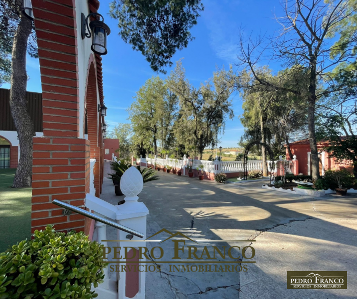 COMPLEJO HOSTELERO (LOCAL-VIVIENDA) EN VENTA EN ALMENDRALEJO (SAN MARCOS)
