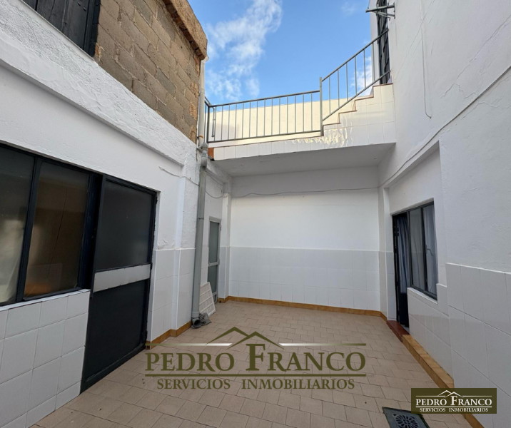 VIVIENDA CASA + LOCAL (CON ENTRADAS INDEPENDIENTES) EN VENTA EN ALMENDRALEJO (AVENIDA DE LA PAZ)