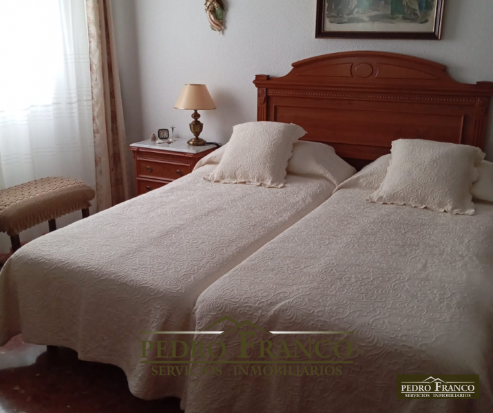 VIVIENDA CASA + LOCAL (CON ENTRADAS INDEPENDIENTES) EN VENTA EN ALMENDRALEJO (AVENIDA DE LA PAZ)