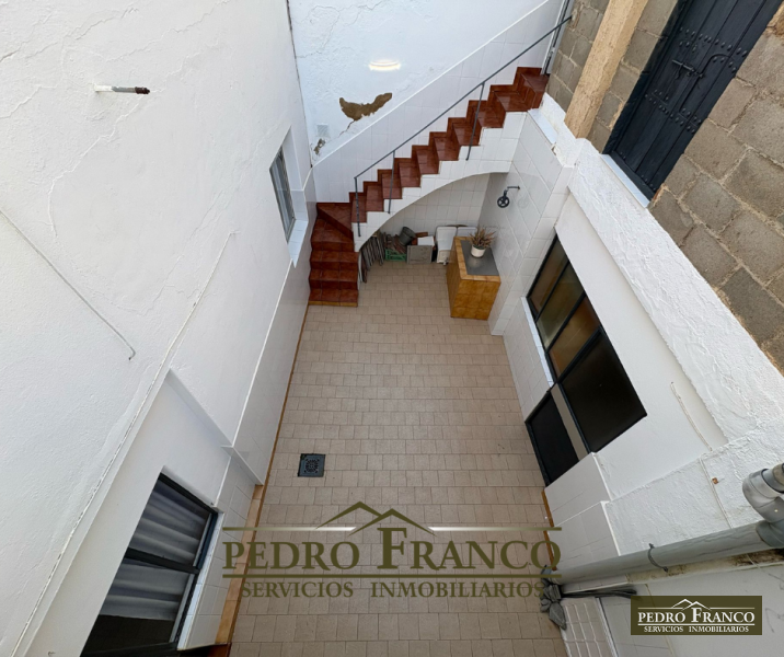 VIVIENDA CASA + LOCAL (CON ENTRADAS INDEPENDIENTES) EN VENTA EN ALMENDRALEJO (AVENIDA DE LA PAZ)