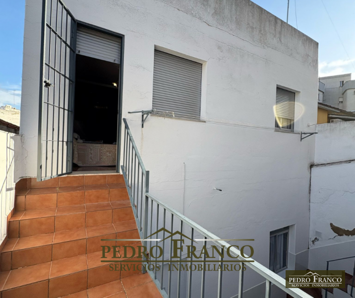 VIVIENDA CASA + LOCAL (CON ENTRADAS INDEPENDIENTES) EN VENTA EN ALMENDRALEJO (AVENIDA DE LA PAZ)