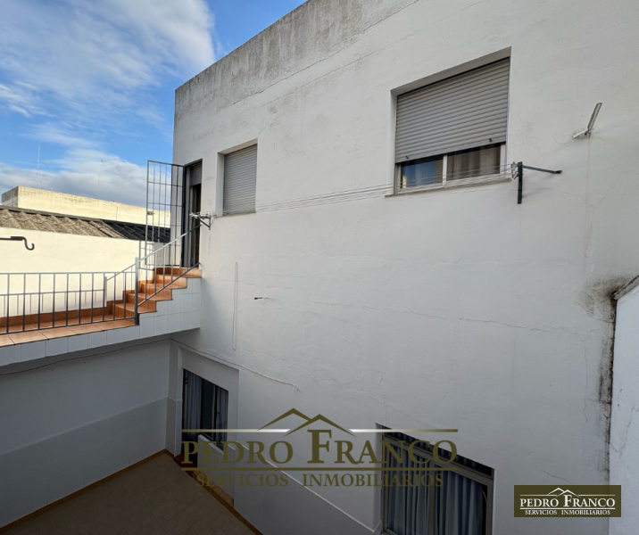 VIVIENDA CASA + LOCAL (CON ENTRADAS INDEPENDIENTES) EN VENTA EN ALMENDRALEJO (AVENIDA DE LA PAZ)